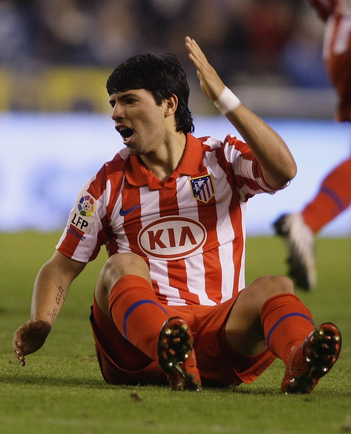 Sergio Agüero lamenta el final del partido en Riazor, con un penalti en el descuento.