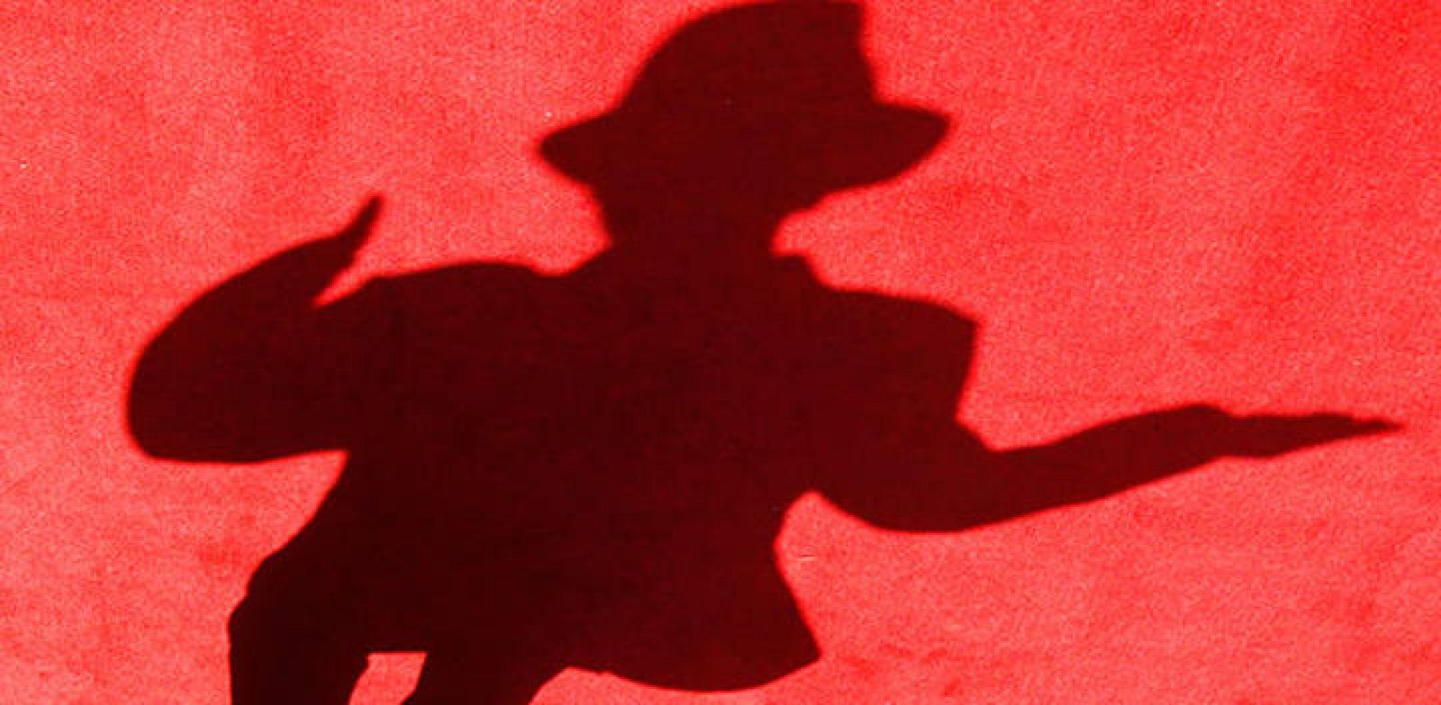 La sombra del cantante es alargada. 