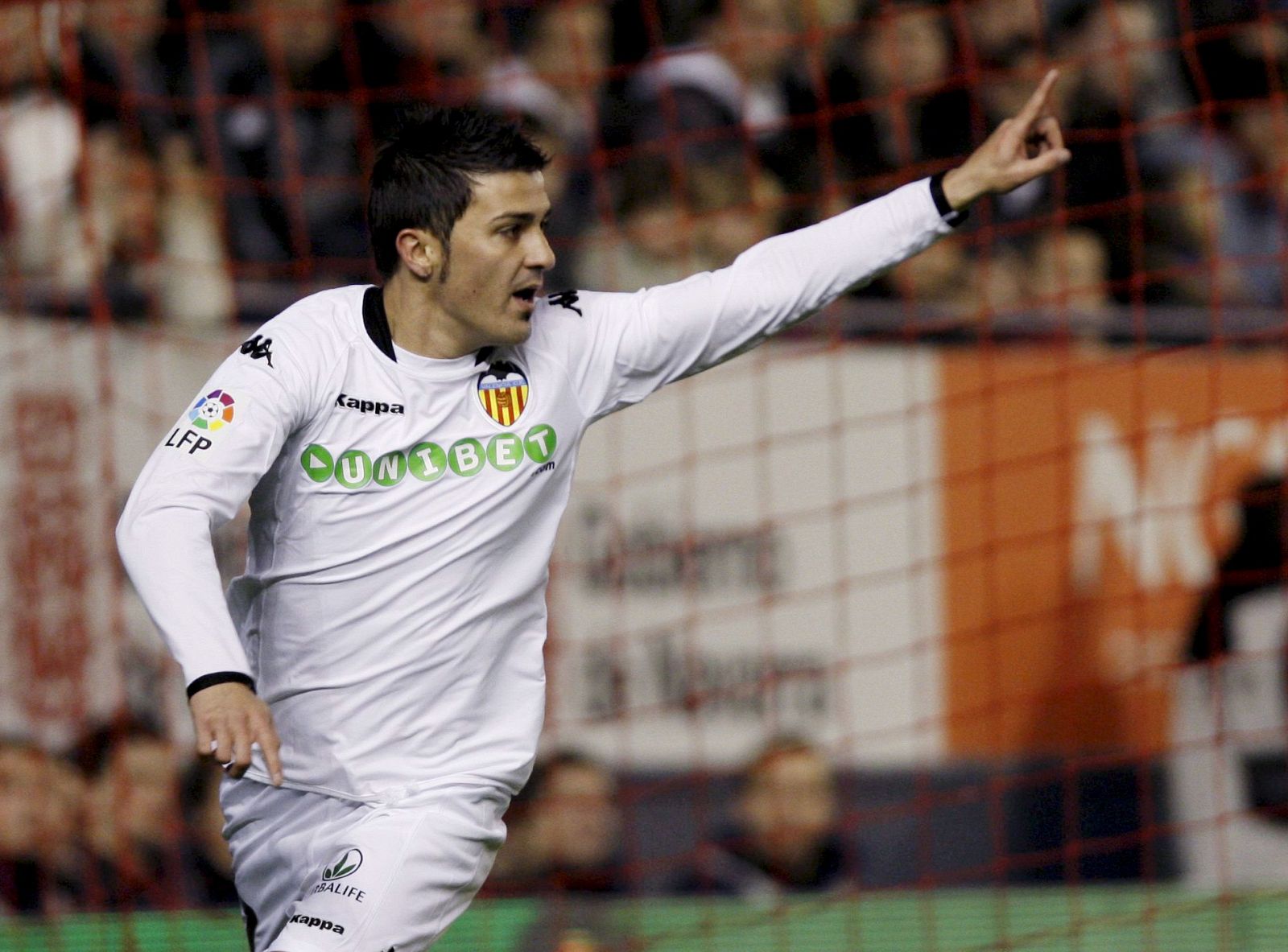 El delantero internacional del Valencia David Villa celebra el gol conseguido ante Osasuna.