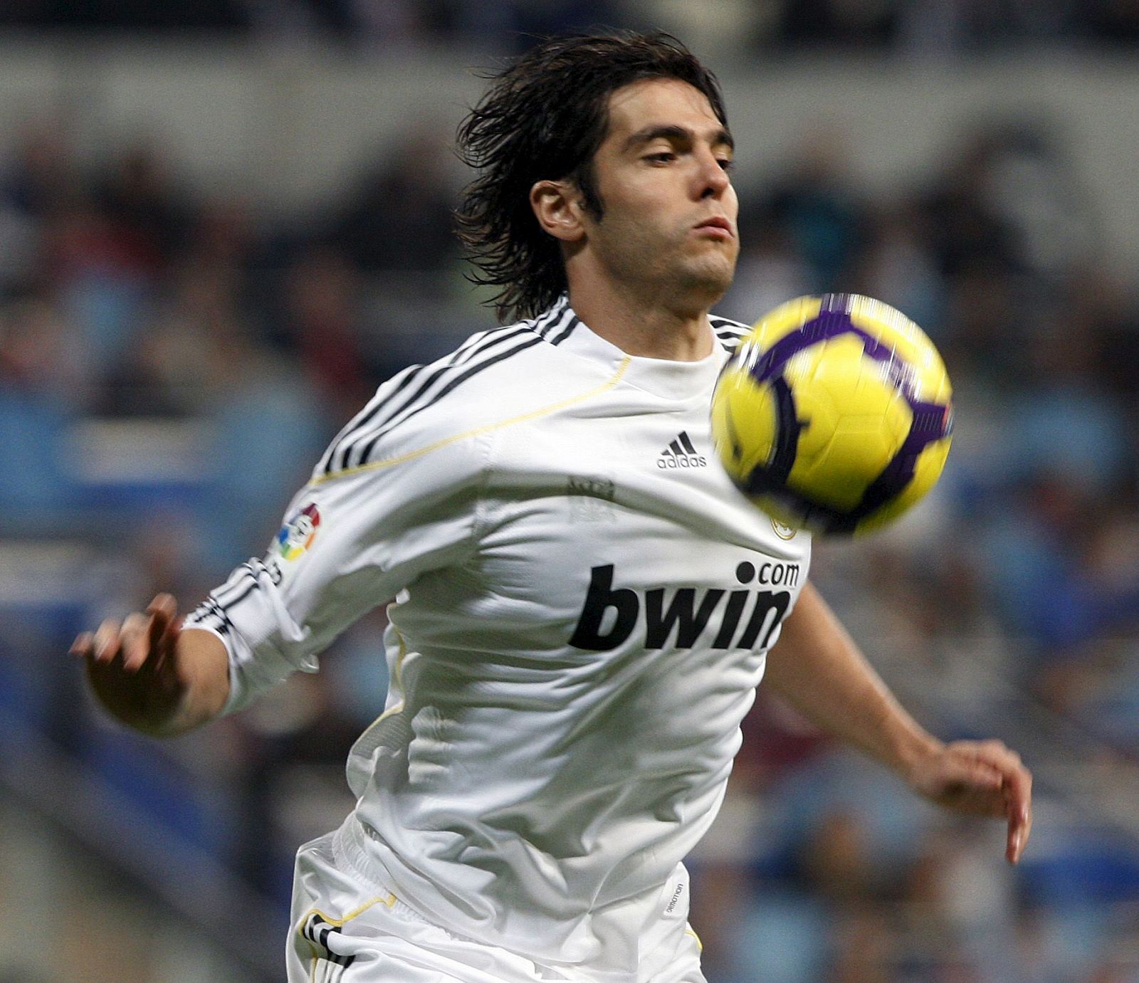 El centrocampista brasileño del Real Madrid, Ricardo Izecson "Kaká", controla el balón con el pecho.