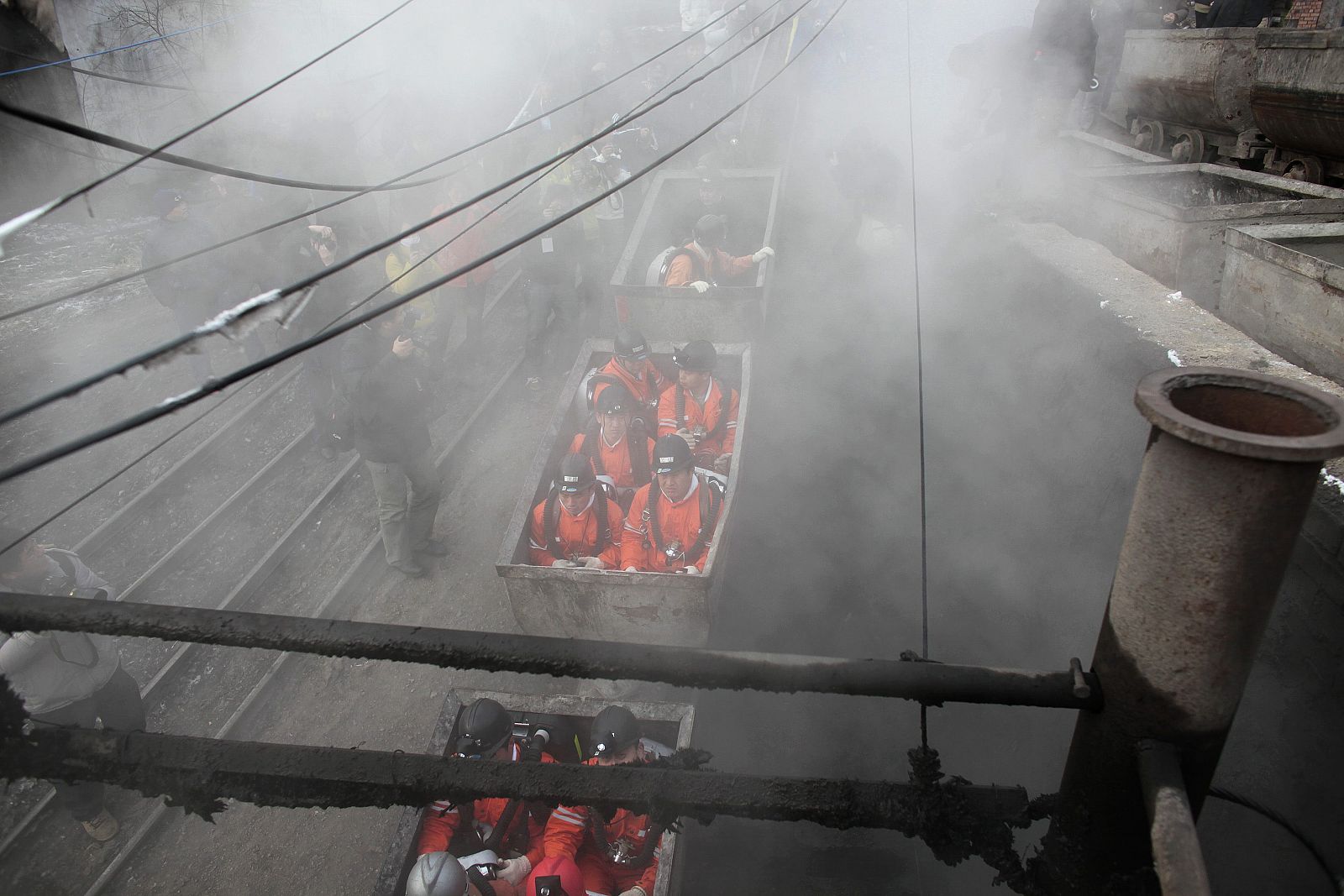 Los equipos de rescate se preparan para entrar en la mina de Xinxing y buscar supervivientes