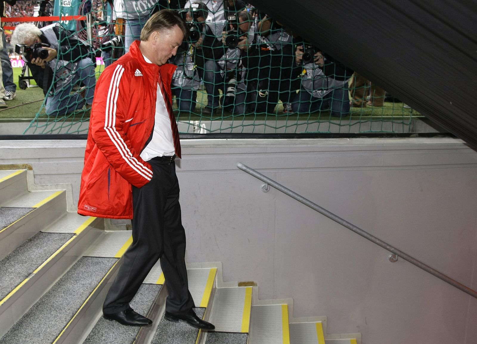 Van Gaal abandona el terreno de juego tras el empate del Bayern de Munich con el Bayer Leverkusen.