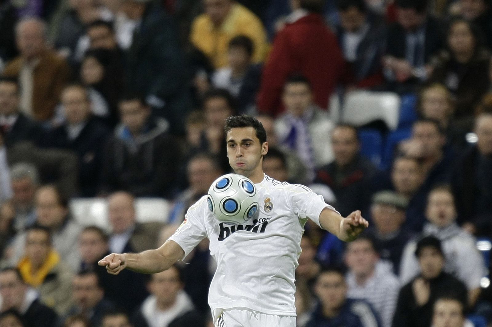 Alvaro Arbeloa controla el balón en el partido de Copa del Rey ante el Alcorcón.