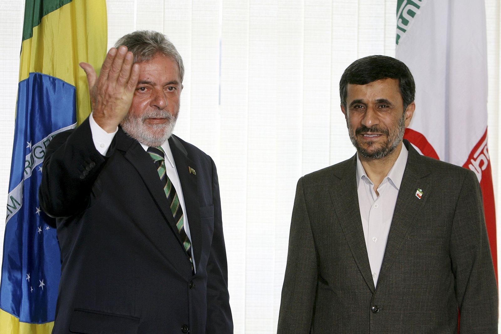Lula gestualiza mientras habla con Ahmadineyad durante su encuentro en el Palacio Itamaraty de Brasilia.