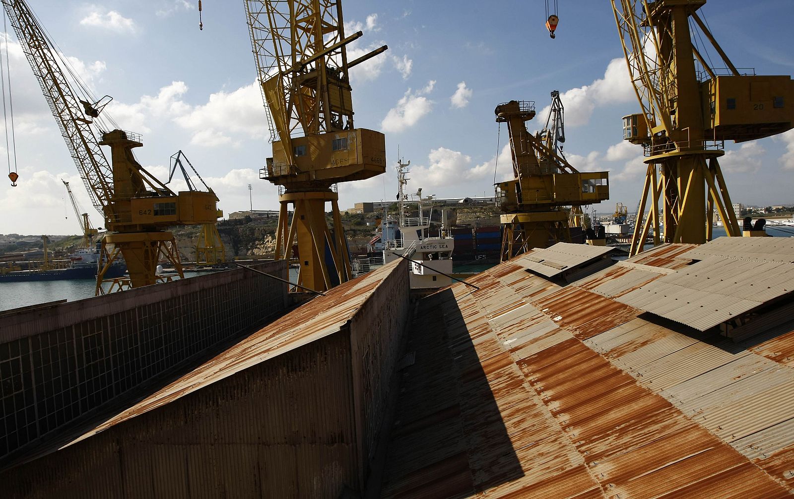 Un barco en un puerto comercial de carga