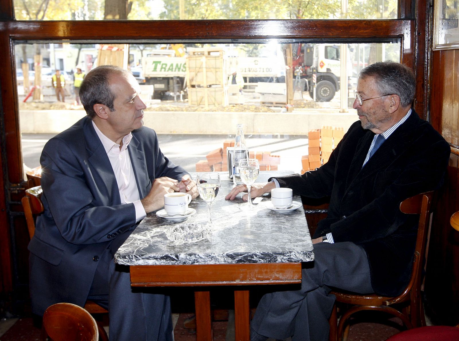 Luis Fernández desayuna en el Café Gijón con su sustituto en el cargo, Alberto Oliart.