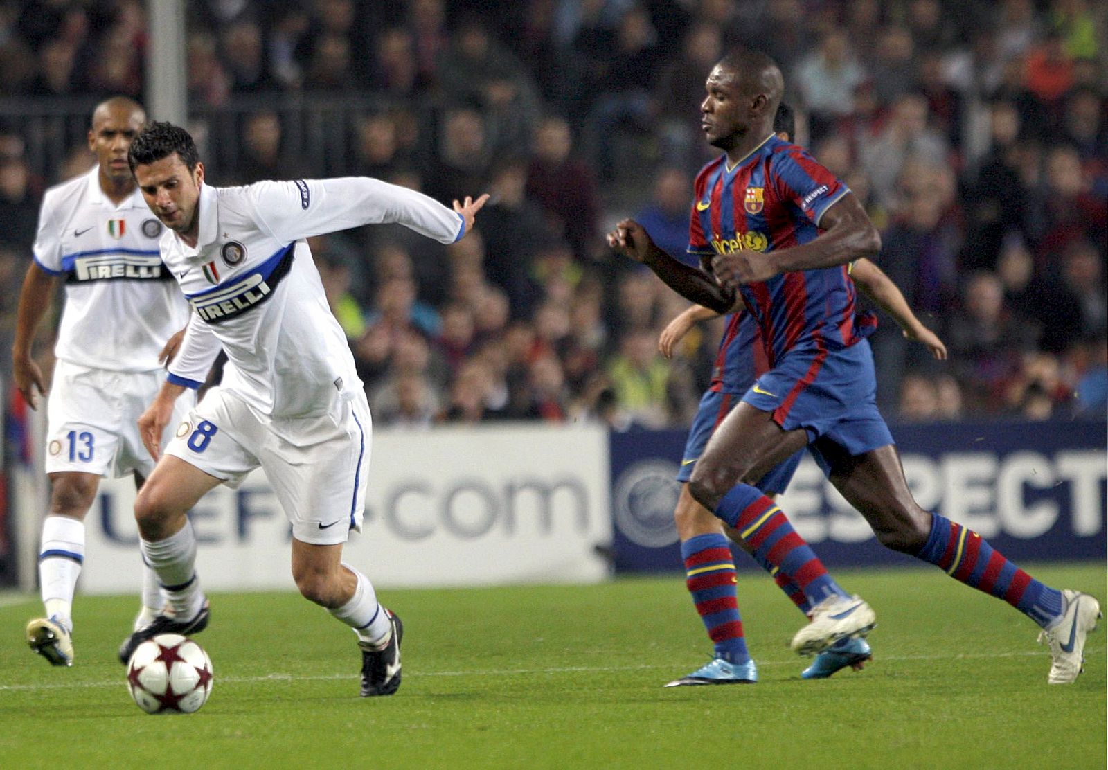 Eric Abidal (d), en el encuentro de Champions frente al Inter de Milán.