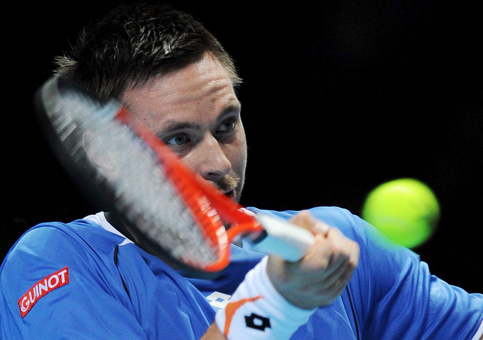 Robin Soderling devuelve la bola a Djokovic durante el partido del Masters de tenis de Londres