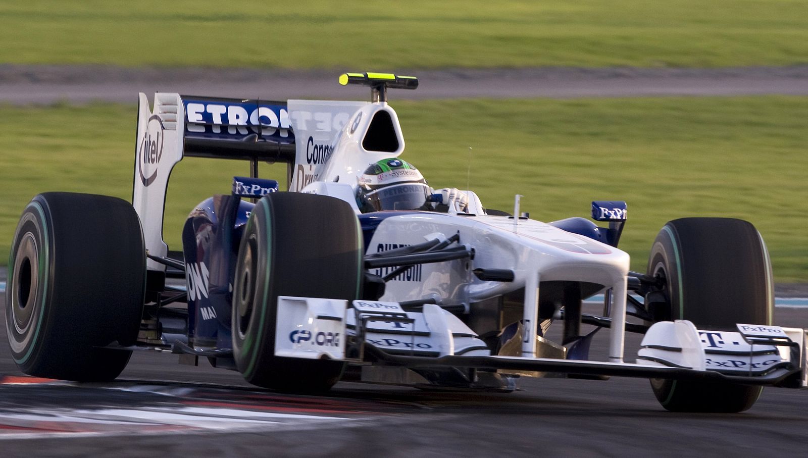 Un coche de la escudería BMW-Sauber, durante el Gran Premio de Abu Dhabi.