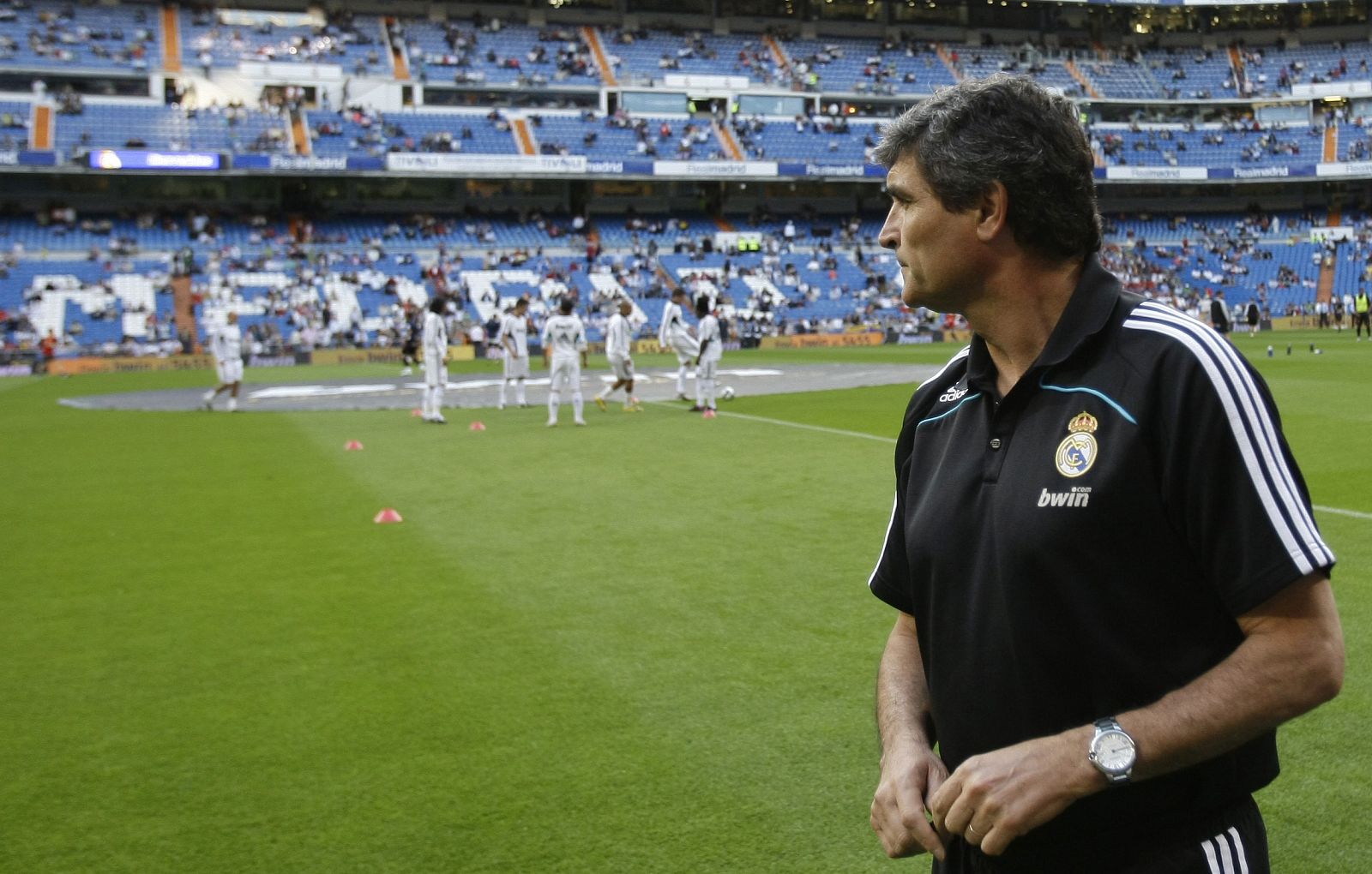 Juande Ramos observa un calentamiento del Real Madrid, en su etapa de entrenador del equipo blanco.