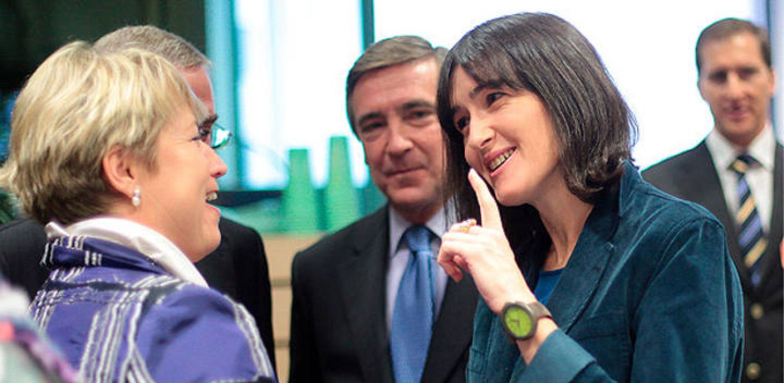   La ministra española de Cultura, Ángeles González-Sinde (d), saluda a la representante alemana, Cornelia Pieper (i), al comienzo de la reunión de ministros europeos de Cultura en Bruselas (Bélgica), hoy, 27 de noviembre de 2009. 