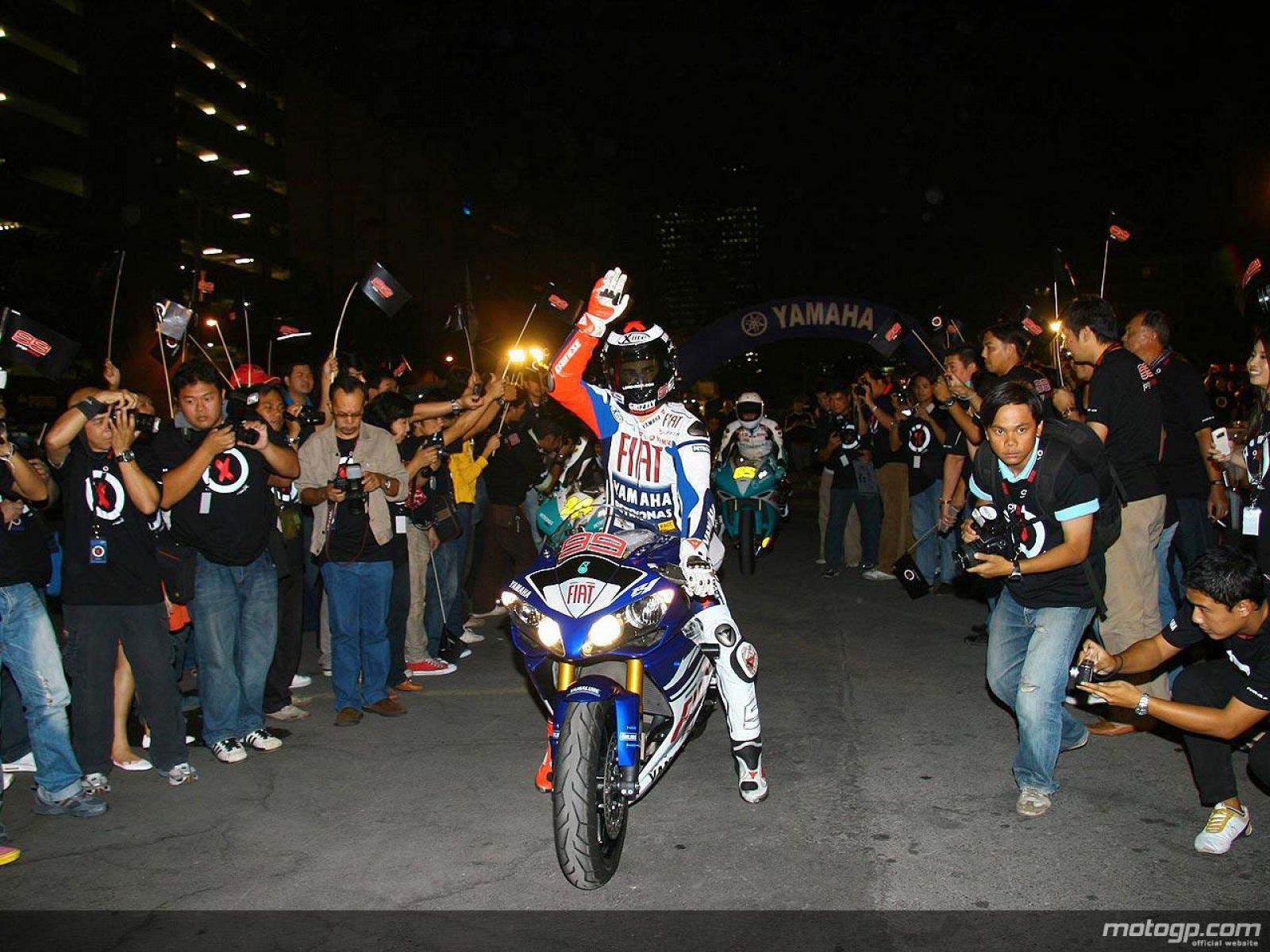 Jorge Lorenzo, en plena exhibición sobre la Yamaha YZF-R1.