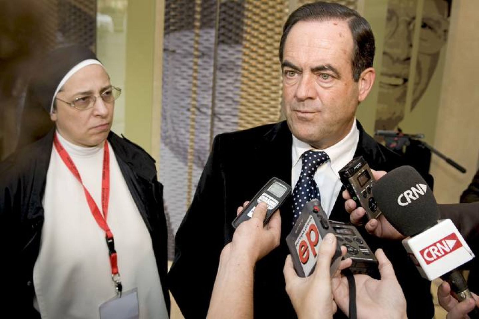 BONO LAMENTA QUE A ÉL LE CONDENEN Y AL ASESINO PINOCHET LE DIERAN LA COMUNIÓN