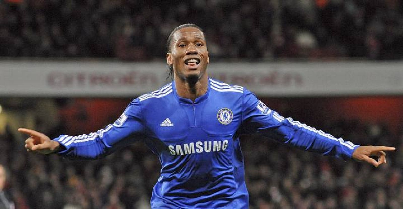 Didier Drogba celebra el tercer gol ante el Arsenal