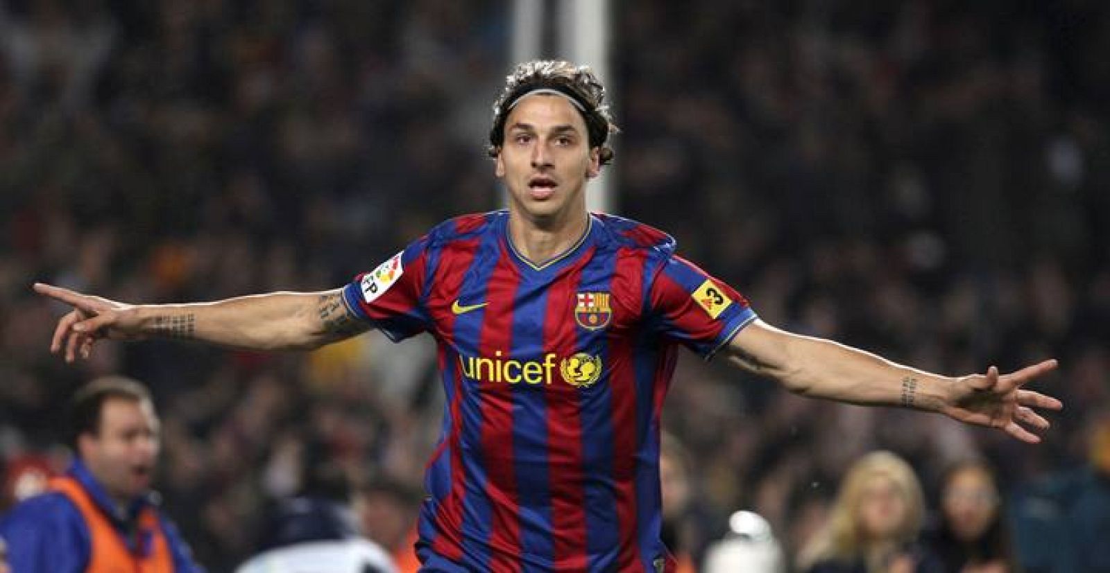 El delantero sueco del FC Barcelona Zlatan Ibrahimovic celebra el primer gol 