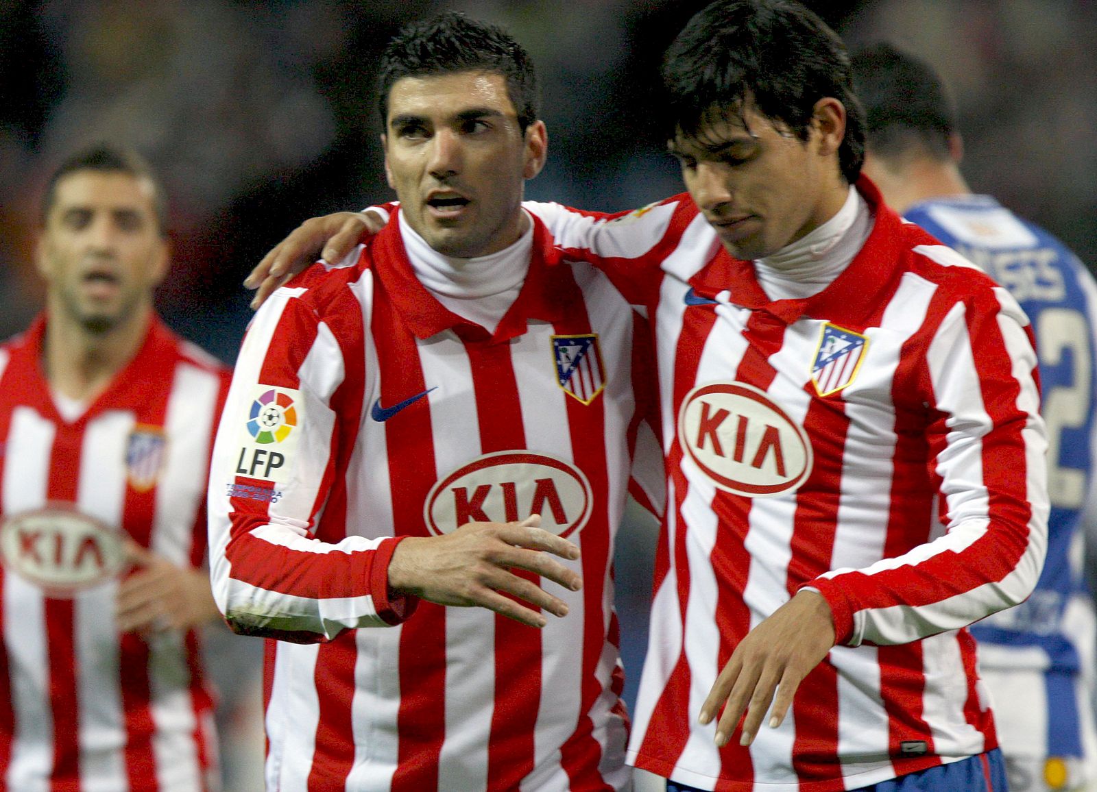 Agüero felicita a su compañero Reyes tras la jugada que dio origen al primer gol del Atlético.