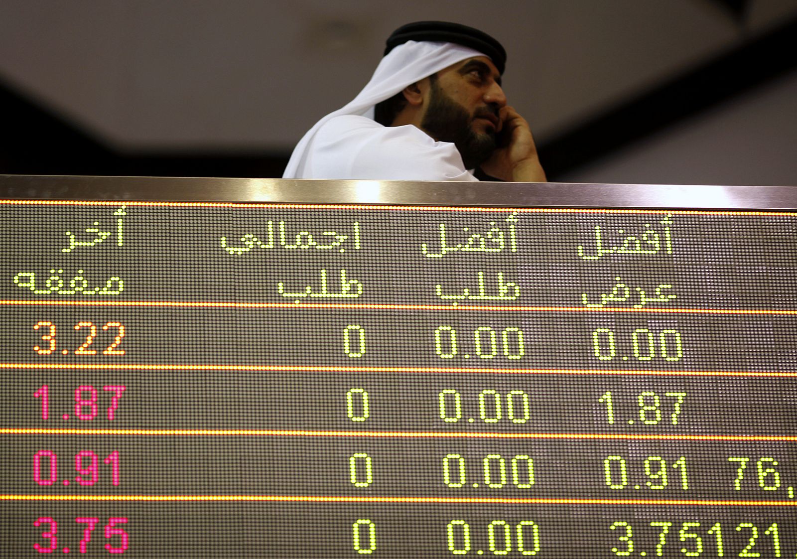 Un inversor en el Dubai Financial Market, la bolsa del emirato.