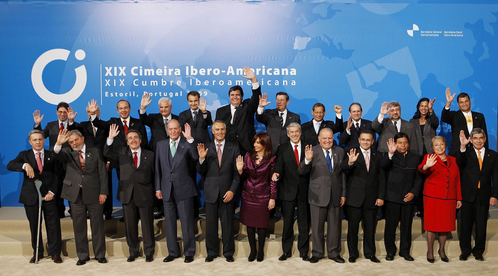 Foto de familia de los líderes iberoamericanos en la Cumbre de Estoril, en Portugal.
