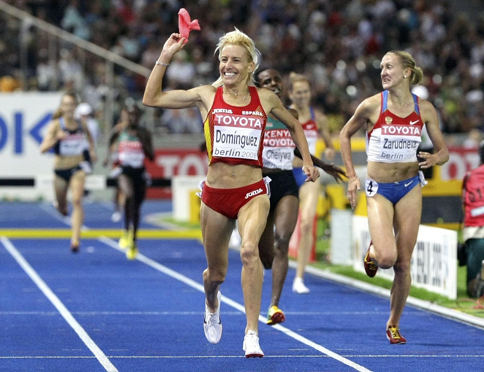 Marta Domínguez celebra la victoria en los 3.000 obstáculos en el Mundial de Berlín.