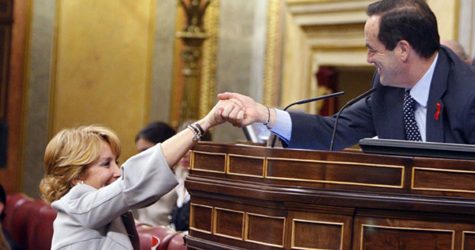 Esperanza Aguirre saluda a Bono en el Congreso