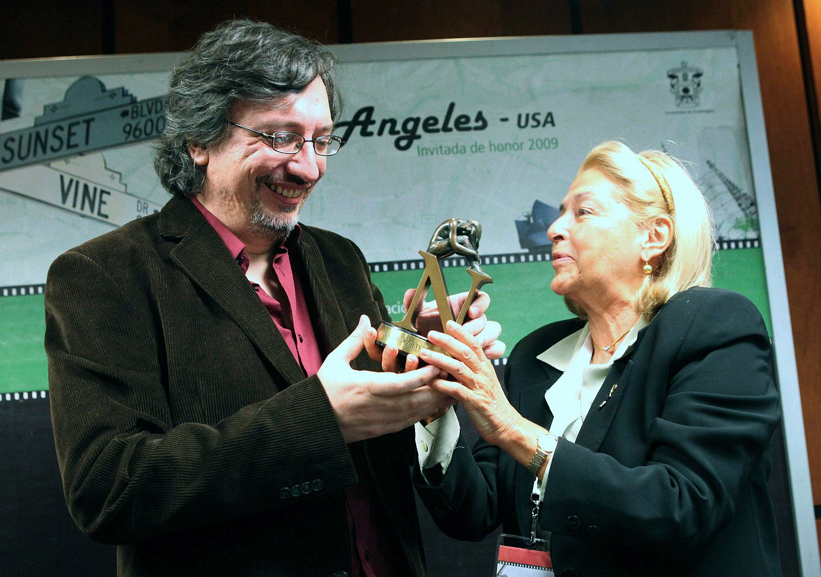 Sergio Olguín tras recibir el Premio Tusquets Editores de Novela de manos de Beatriz Moura en representación de la editorial Tusquets.