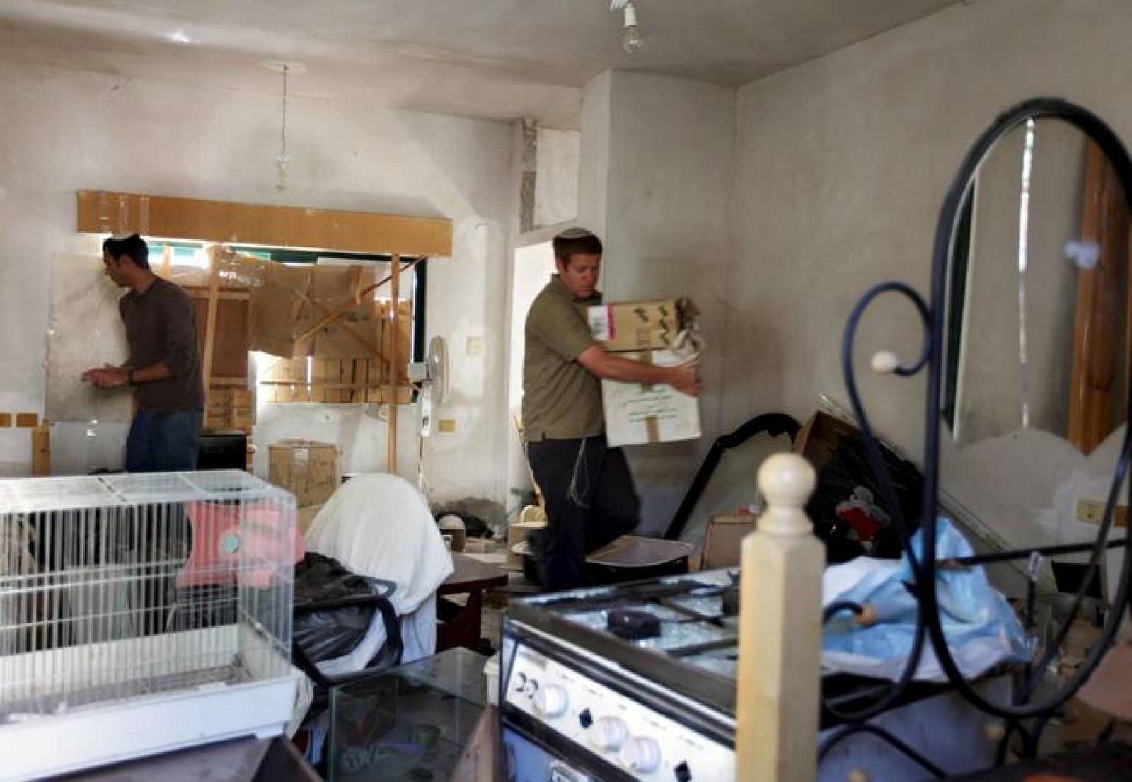 Unos colonos judíos sacan las pertenencias de una familia palestina tras apropiarse de su casa, en el área árabe de Sheikh Jarrah al este de Jerusalén, Israel.