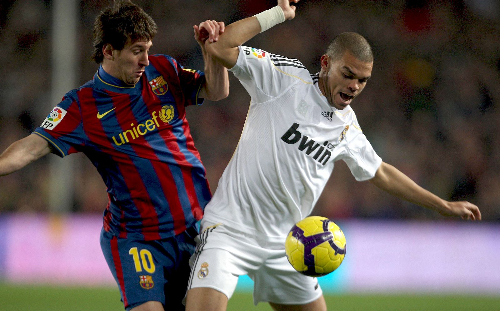 Pepe controla un balón ante Messi en el clásico del Camp Nou del pasado 29 de noviembre