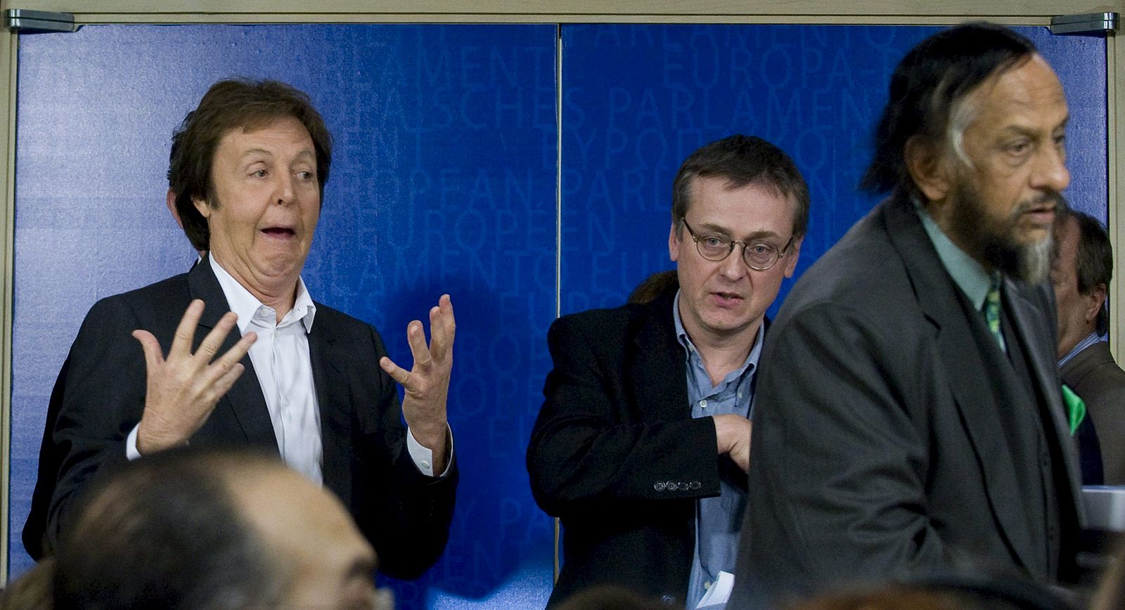 Paul McCartney, con Pachauri a su llegada al Parlamento Europeo.