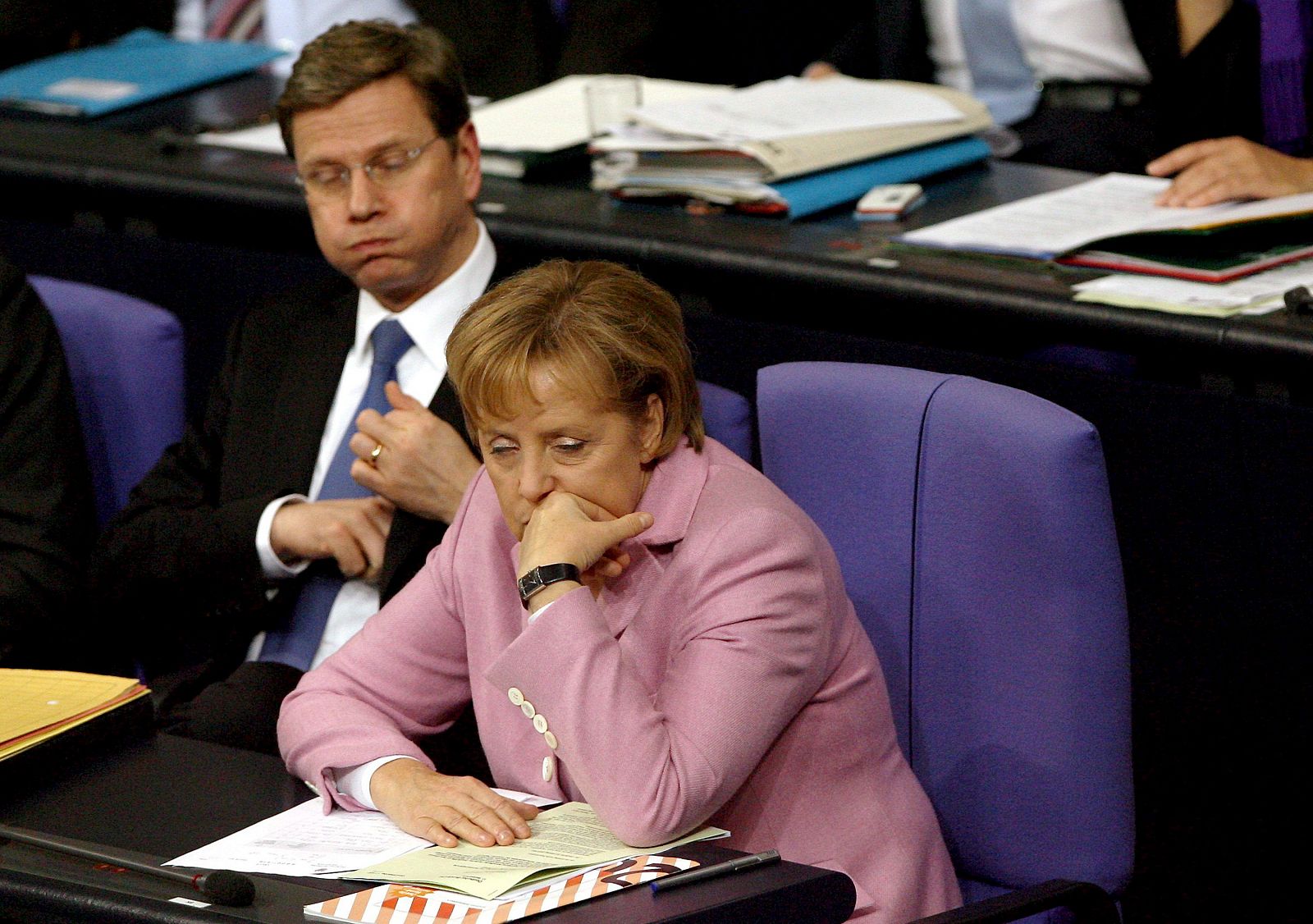 La canciller Merkel y el ministrod e Exteriores Westerwelle, durante la sesión en el Bundestag.