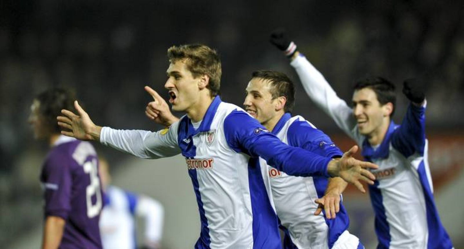 Fernando Llorente celebra junto a su compañero Carlos Gurpegui tras marcar al FK Austria Viena.