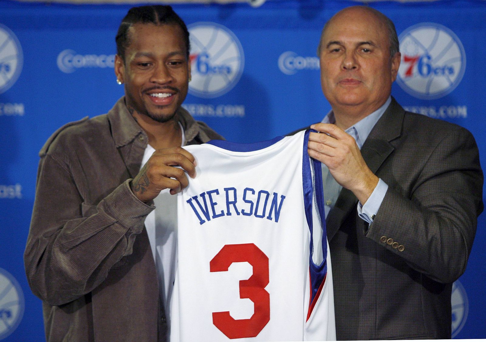 Iverson durante la presentación con su nueva camiseta de los 76ers de Philadelphia