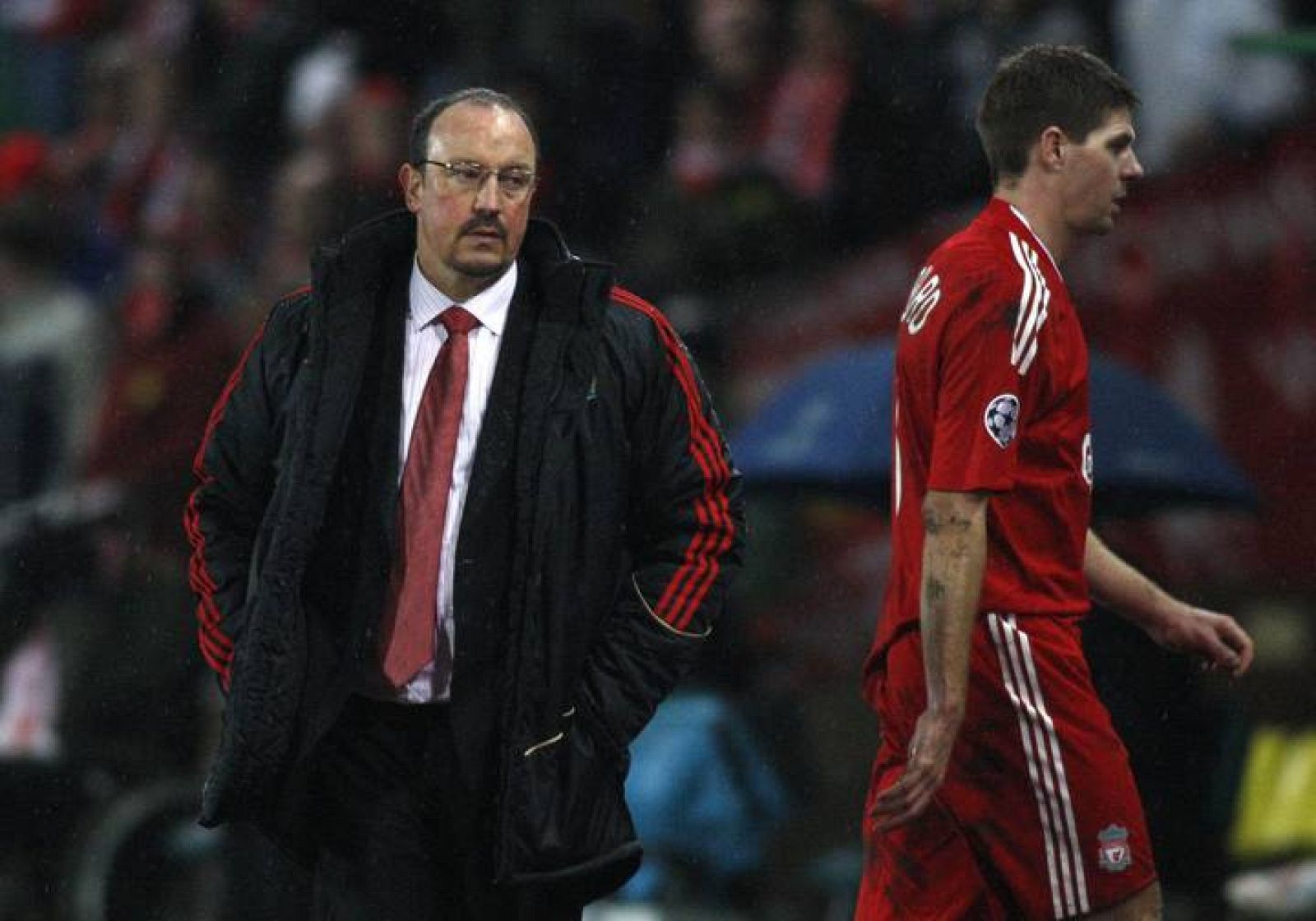 Rafa Benítez mira a Steve Gerrard durante un partido de Champions esta temporada.