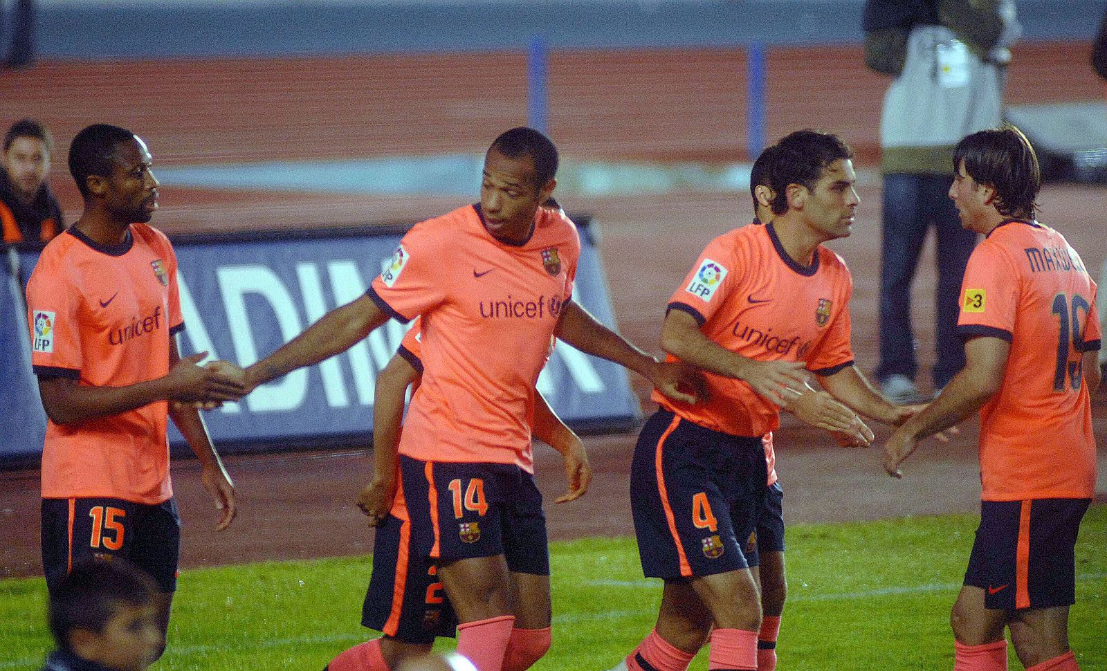 Thiery Henry celebra el gol conseguido ante el Xerez, con sus compañeros Keyta, Márquez y Maxwell Scherrer.