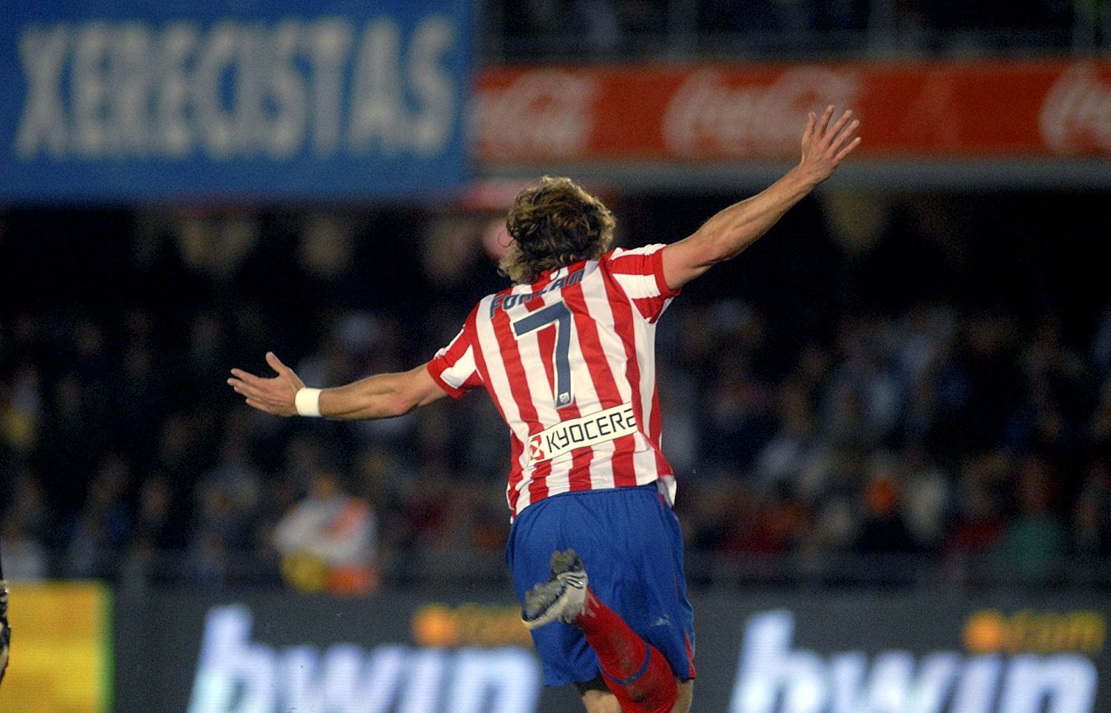 Forlán celebra el gol que marcó al Xerez y que abrió el triunfo del Atlético.