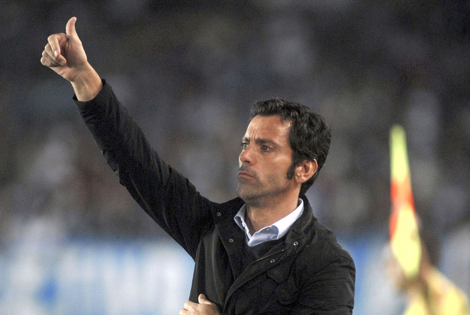 El entrenador del Atlético de Madrid Quique Sánchez Flores celebra el gol marcado por el delantero uruguayo Diego Forlán.