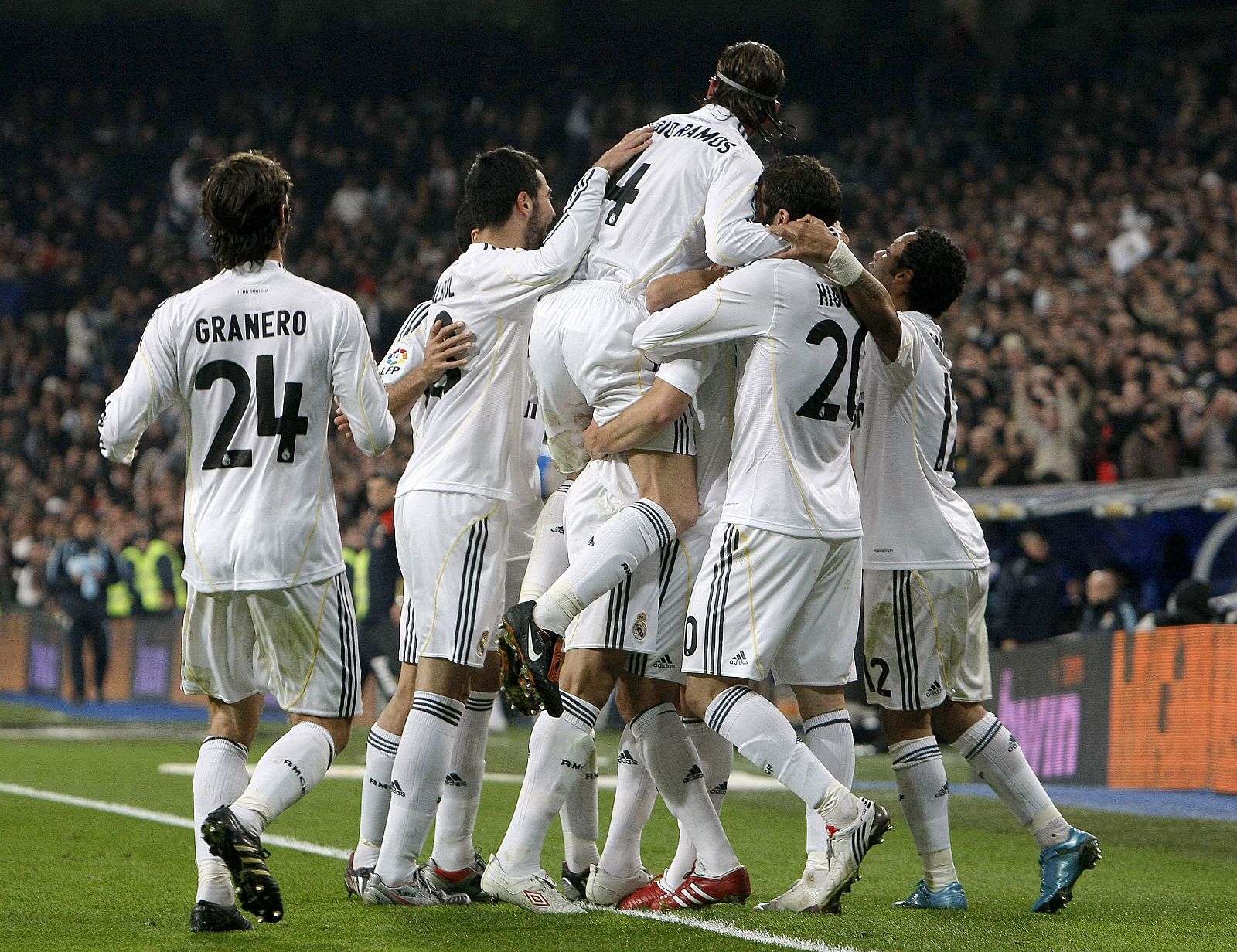 Los jugadores del Real Madrid celebran el gol logrado por el delantero francés Karim Benzemá, ante el Almería.