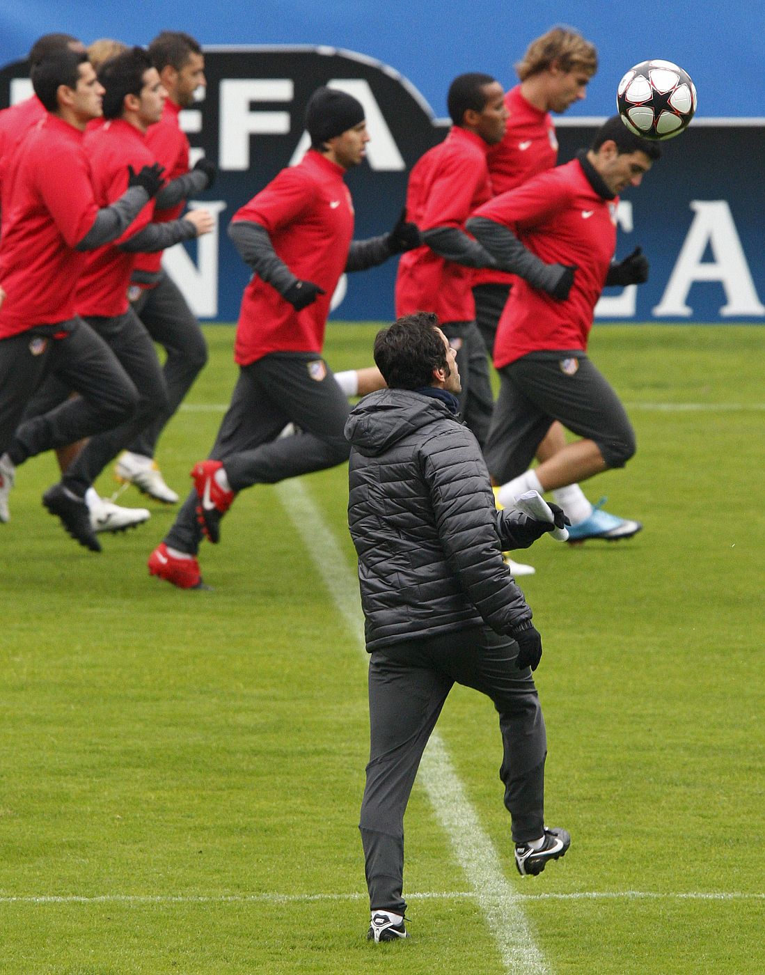 El entrenador del Atlético de Madrid,Quique Sánchez Flores,de espaldas, durante un entrenamiento del equipo colchonero.