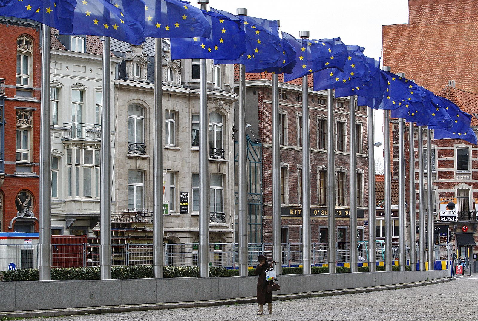 Banderas ondeando ante la sede de la Comisión en Bruselas