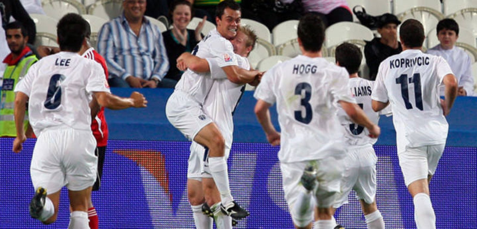 Adam Dickinson del Auckland City FC celebra con sus compañeros tras marcar al Al Ahli FC.