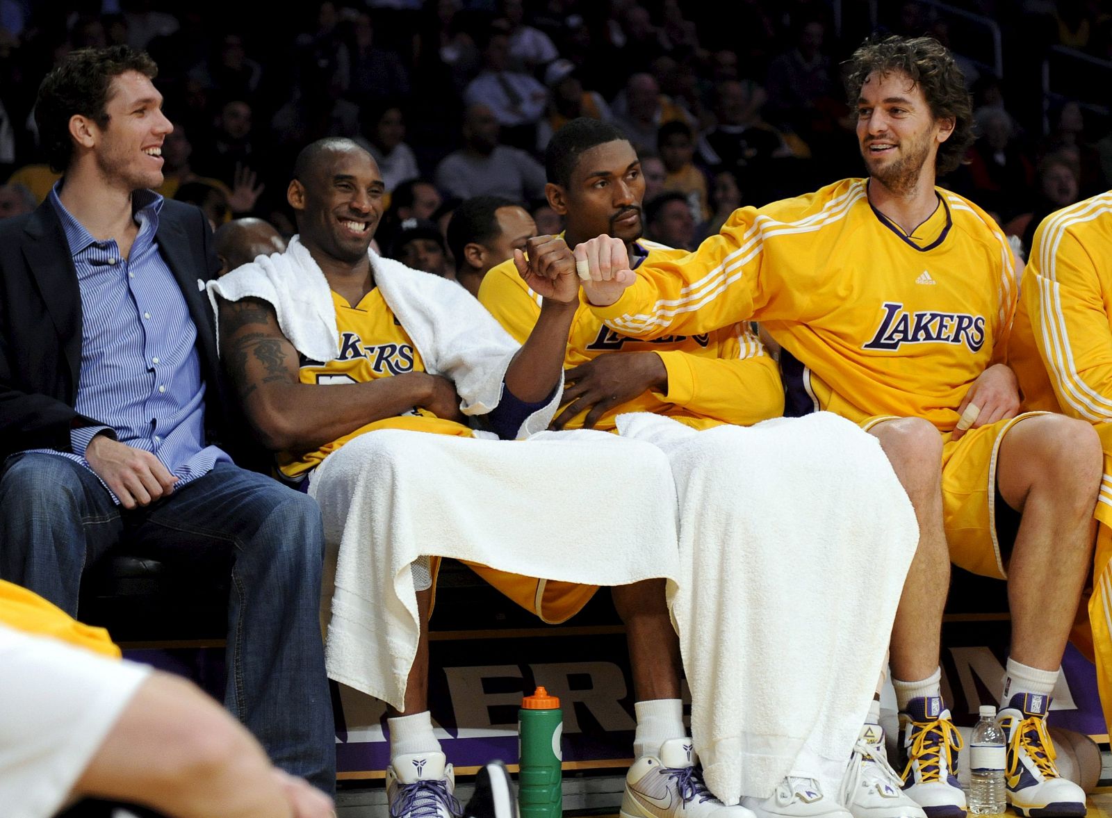 Los jugadores de LosLakers Luke Walton, Kobe Bryant, Ron Artest y Pau Gasol sentados en el banquillo durante el partido contra los Utah Jazz.