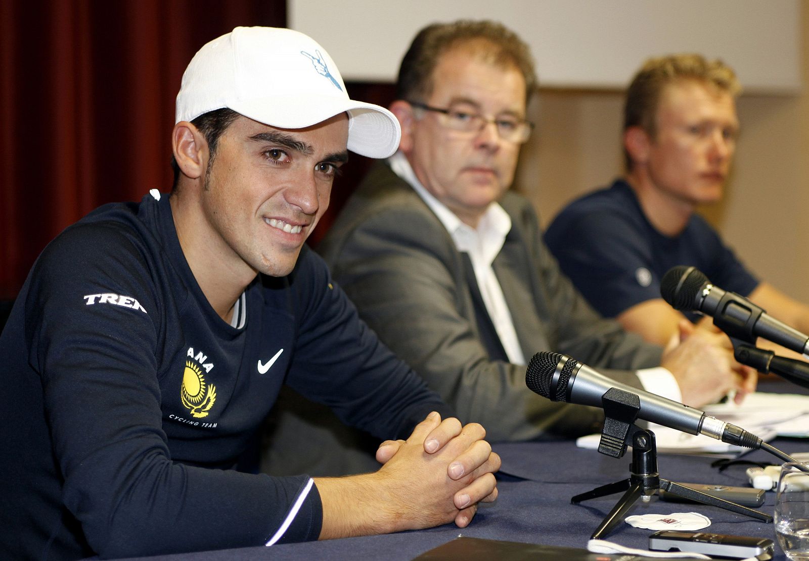 Contador durante la rueda de prensa en Pisa