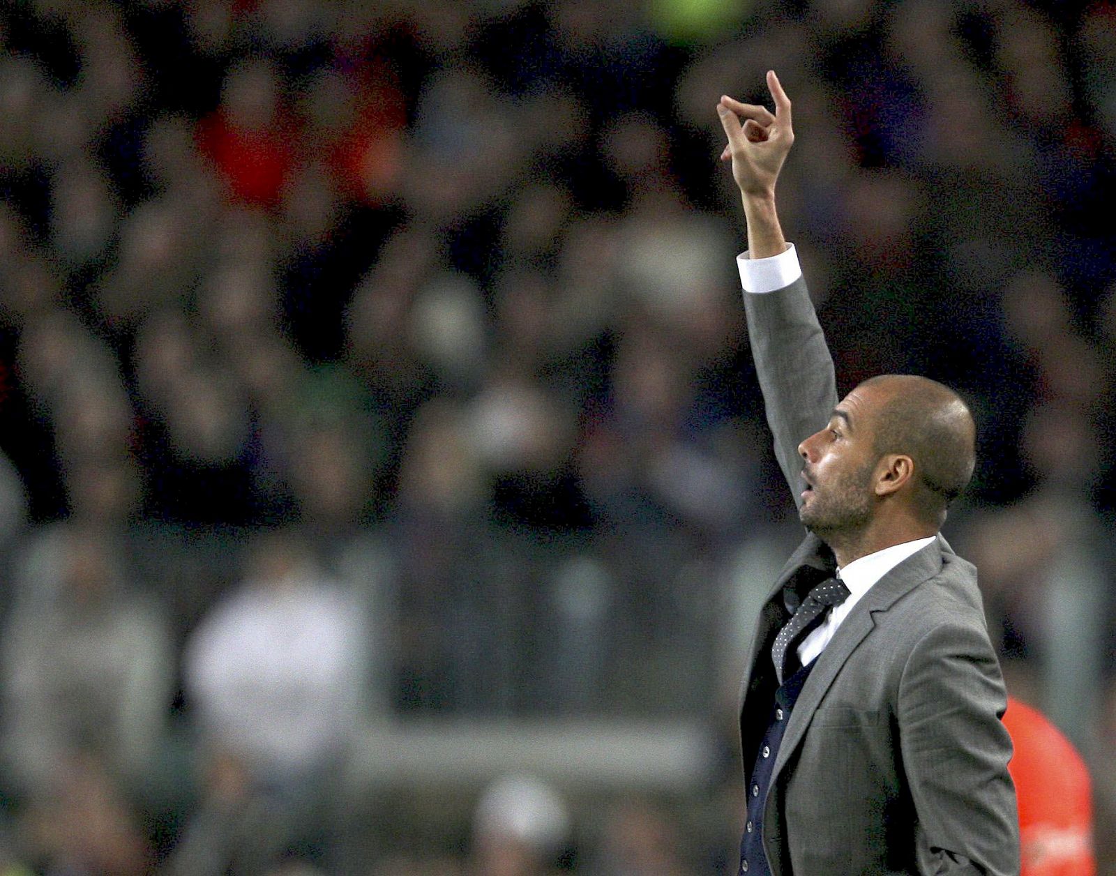 El entrenador del FC Barcelona, Pep Guardiola, da instrucciones a sus jugadores durante el derbi barcelonés