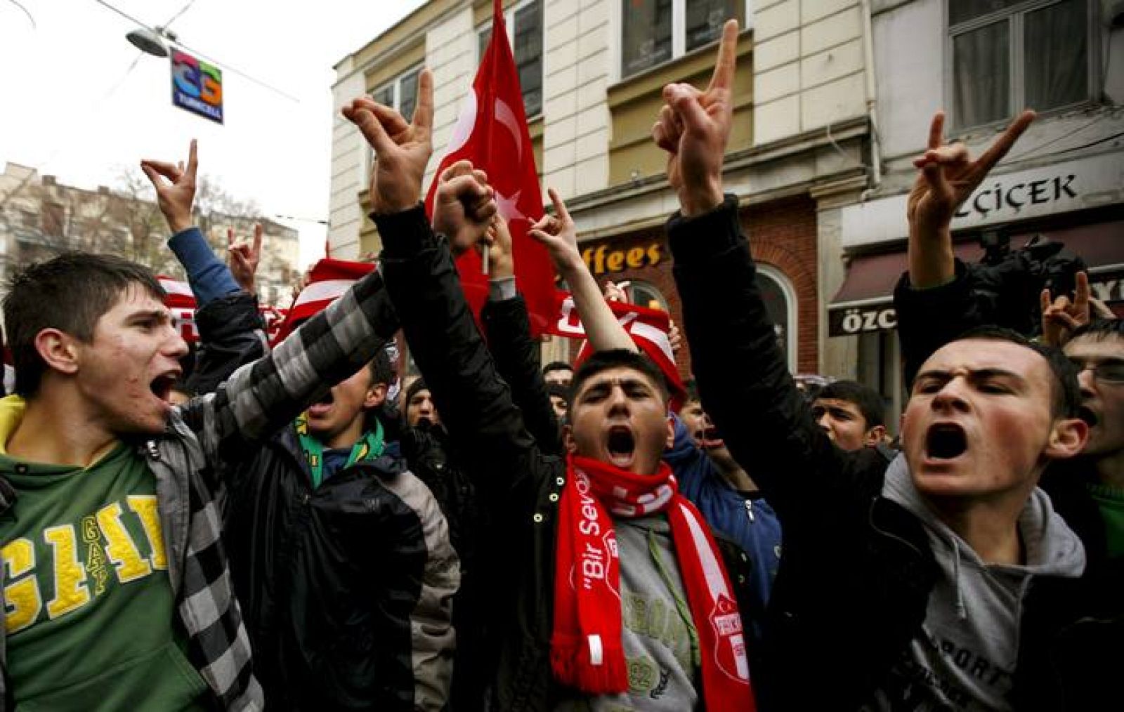 Nuevos enfrentamientos en Turquía tras la ilegalización del partido