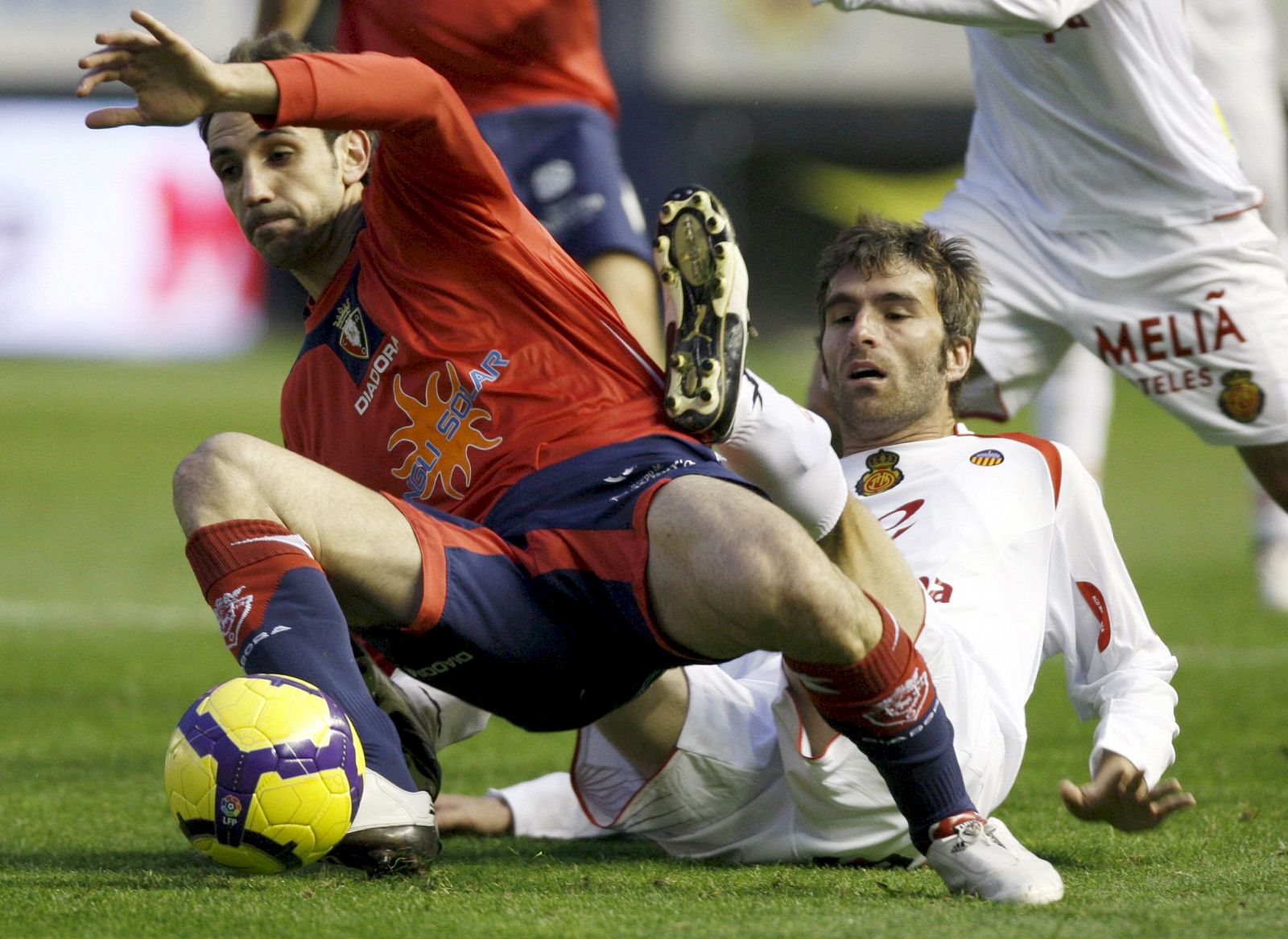 Torres arrebata el balón al centrocampista del Mallorca "Tuni"