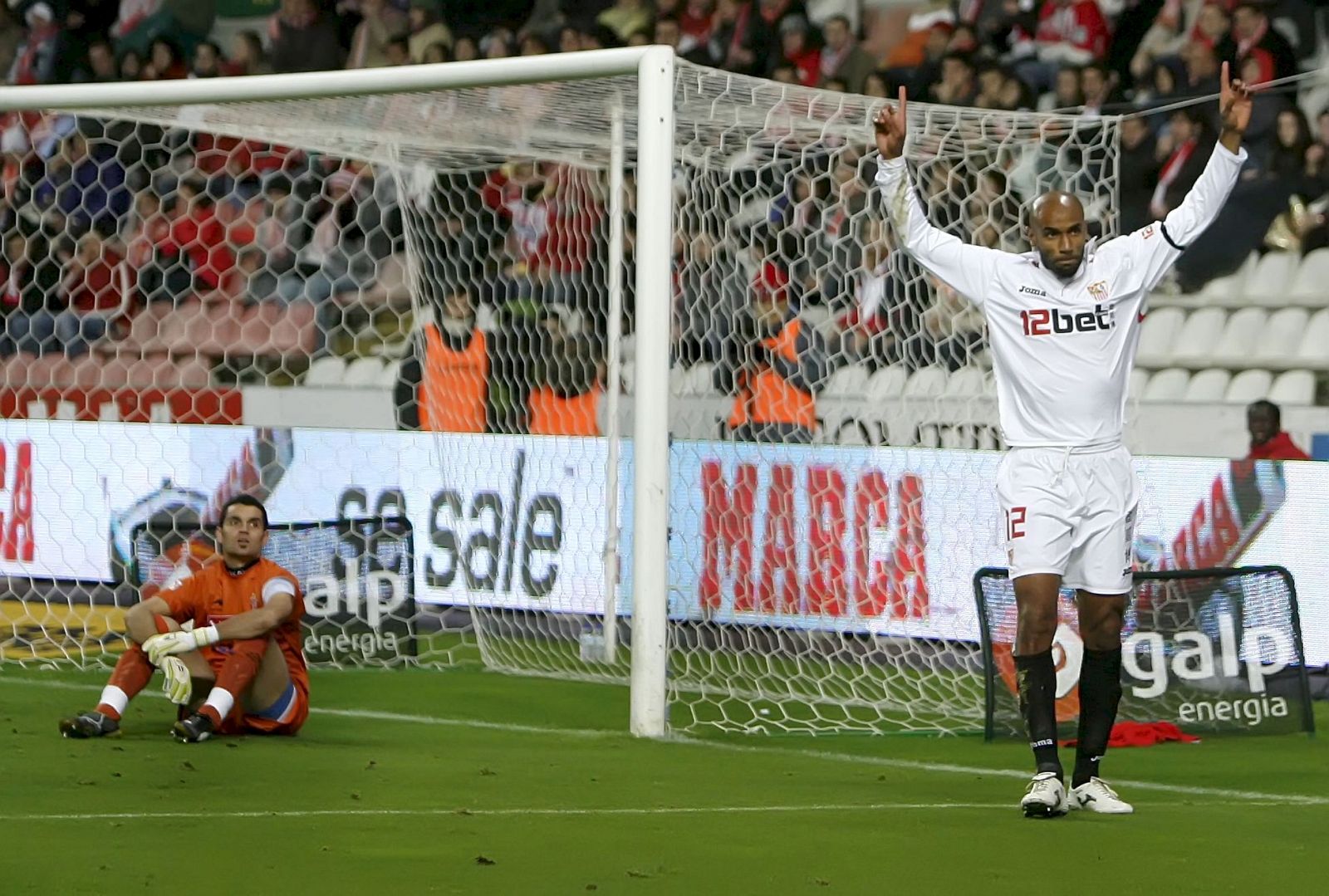 El delantero francés del Sevilla, Frederic Kanouté, celebra su gol
