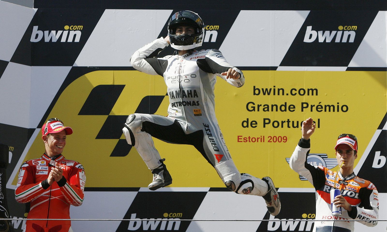 Jorge Lorenzo celebra en el podio de Estoril su triunfo en el GP de Portugal esta temporada.