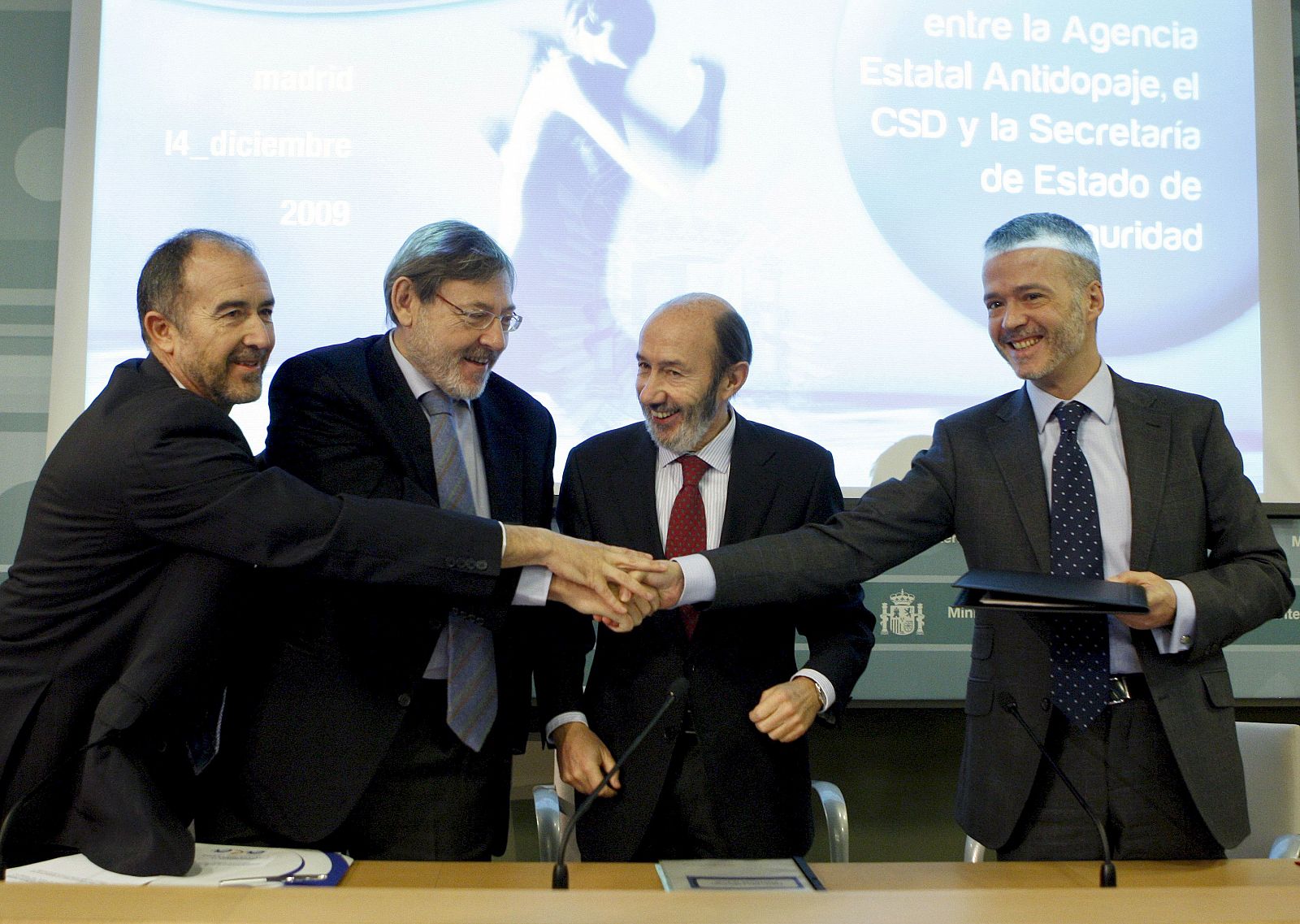 Foto oficial de la firma del convenio entre el Ministerio del Interior y la Agencia Estatal Antidopaje.