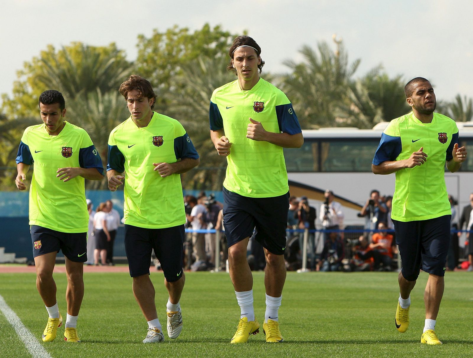 Pedro, Maxwell, Zlatan Ibrahimovic y Daniel Alves entrenan en el Zayed Stadium.