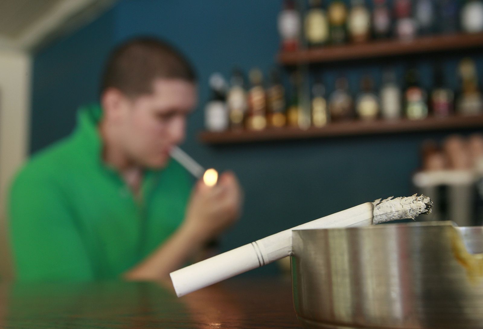 Los locales de ocio y los restaurantes se verán obligados a impedir a los clientes fumar en sus locales.