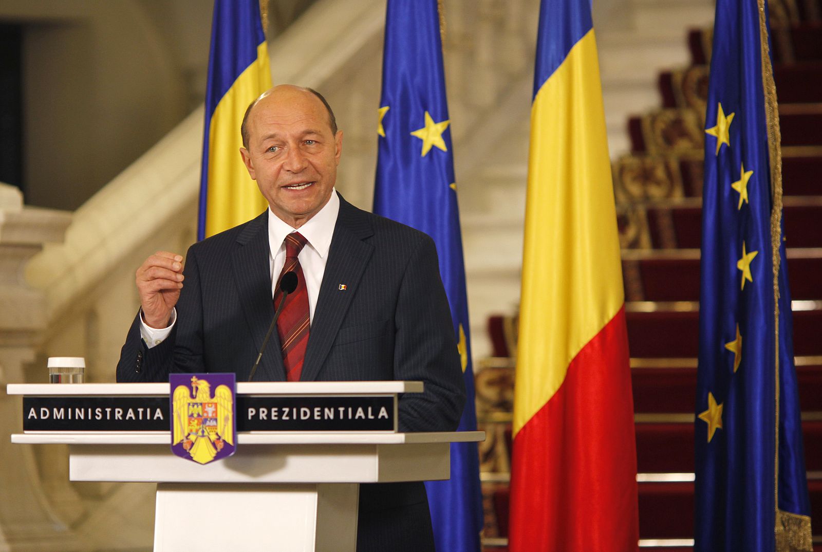 El actual presidente de Rumanía, Traian Basescu, atiende a los medios de comunicación en el palacio Cotroceni en Bucarest.